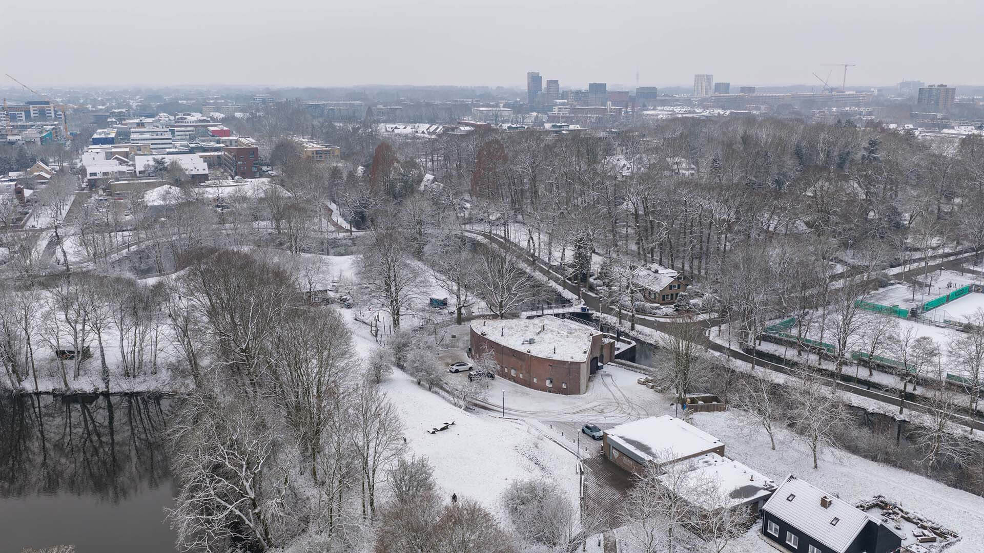 Celine dronefoto buitenkant fort sneeuw hoog
