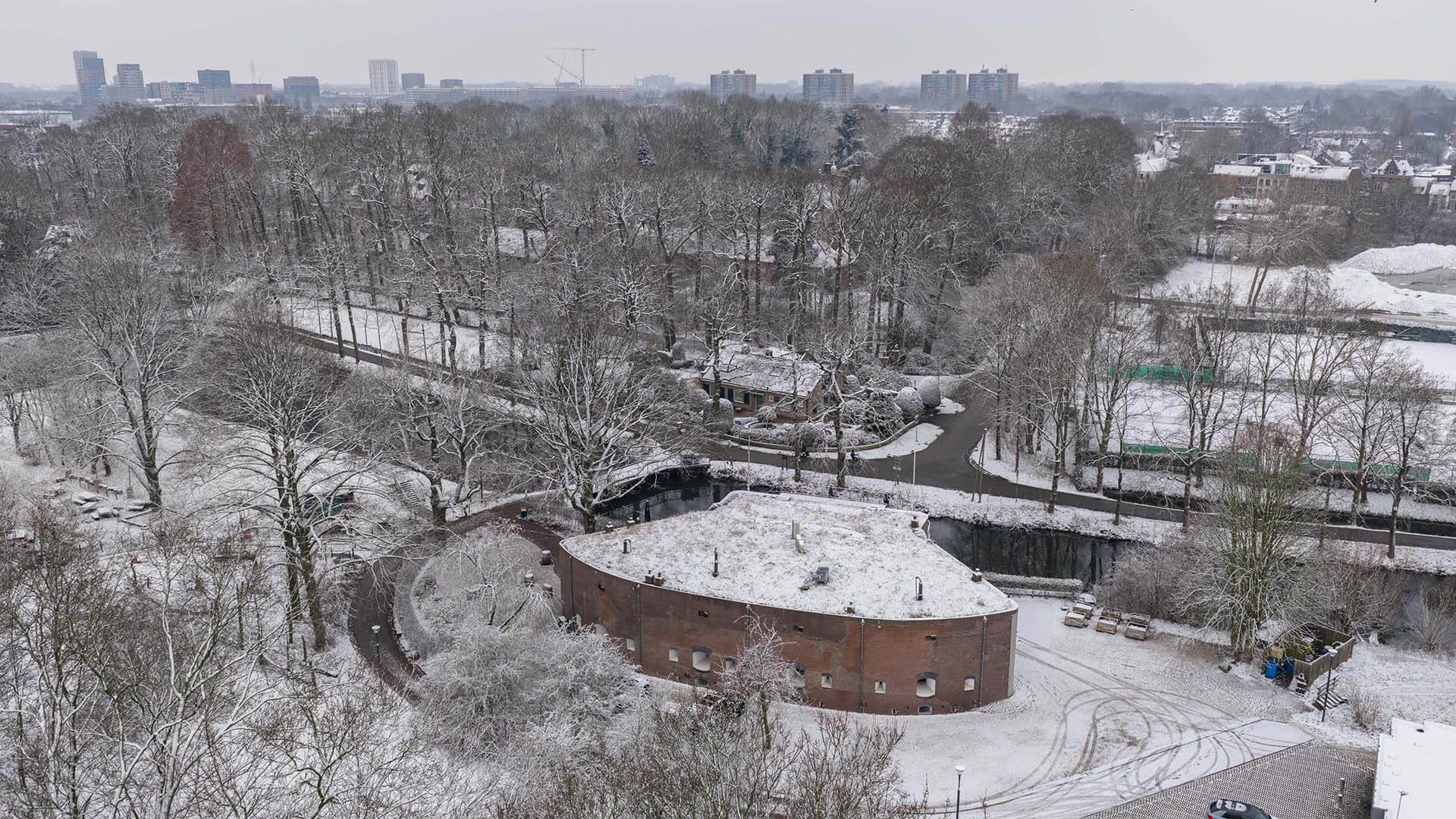 Celine dronefoto fort sneeuw