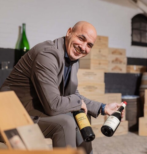 Celine Sommelier Mo el Berkaoui in wijnkelder
