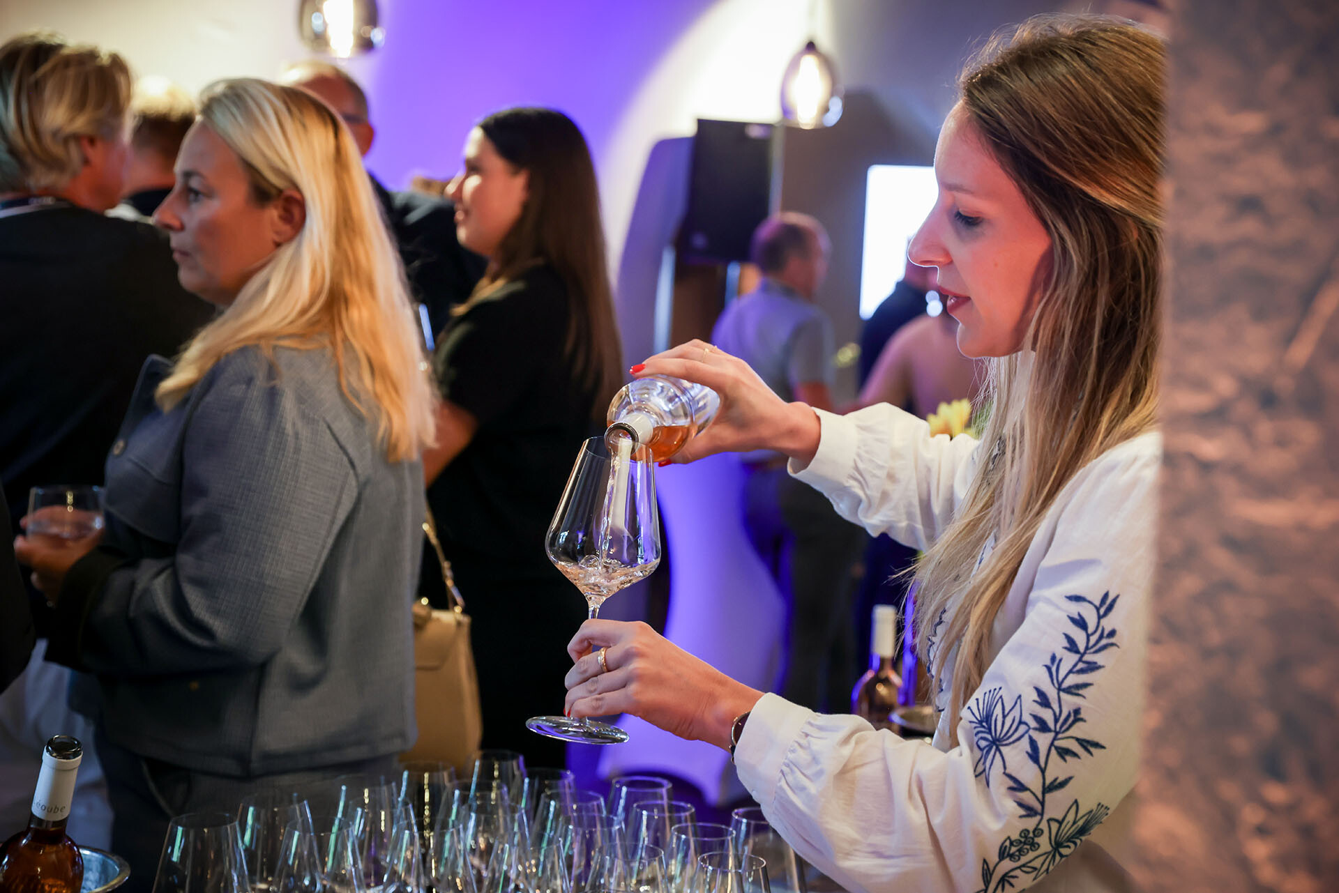 Celine vrouw schenkt wijn in op event